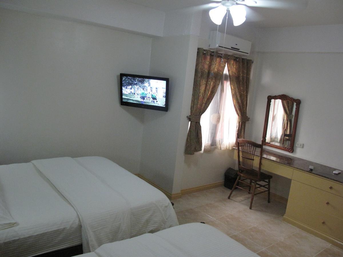 Makati Suites At Travelers Inn Manila Exterior foto